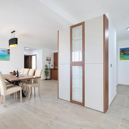 Mirakul Ii. Apartment Vir