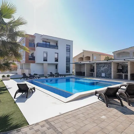 Mirakul Ii. アパート